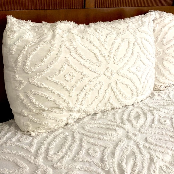 White Comforter And Pillow Shams - Picture 3 of 6